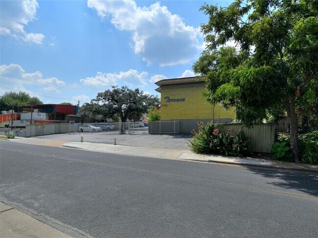 Primary Photo - 2302 East Side Dr