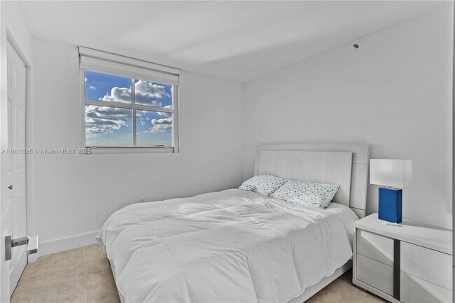 Building Photo - 5880 Collins Ave