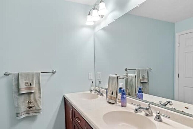 Building Photo - Spacious & Comfortable 4 Bedroom House - C...