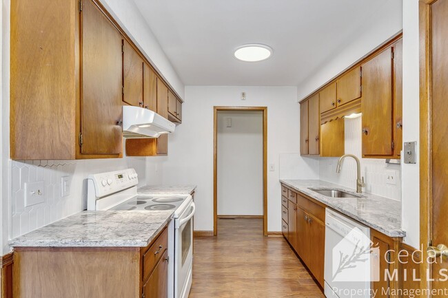 Building Photo - Mid Century 3 Bedroom