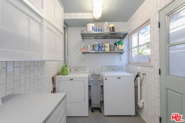 Building Photo - 10959 Strathmore Dr