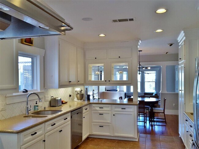 Building Photo - 1018 Highland St