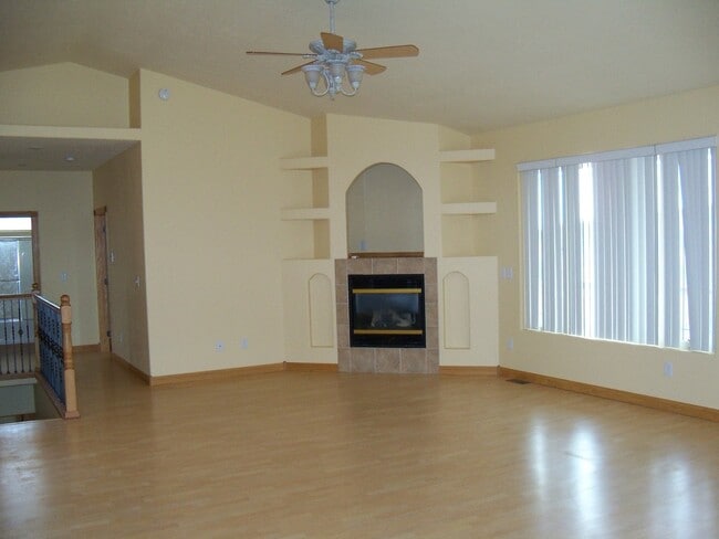 Building Photo - 6 BED | 3 BATH | TRIPLE GARAGE | RED ROCK ESTATES