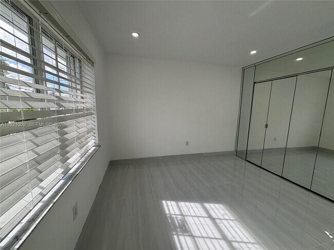 Building Photo - 725 91st St