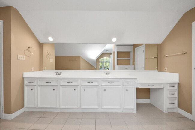 Building Photo - 33318 Winsford St