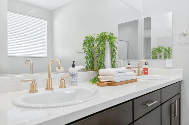 Building Photo - 1024 Saker Falcon Dr