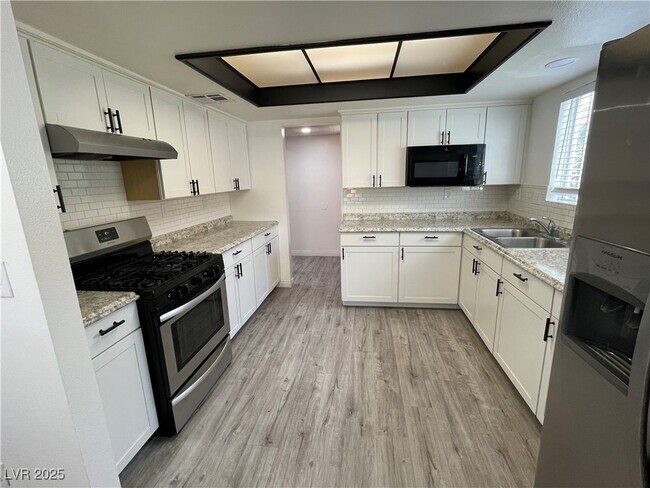Building Photo - 5005 Celebrity Cir