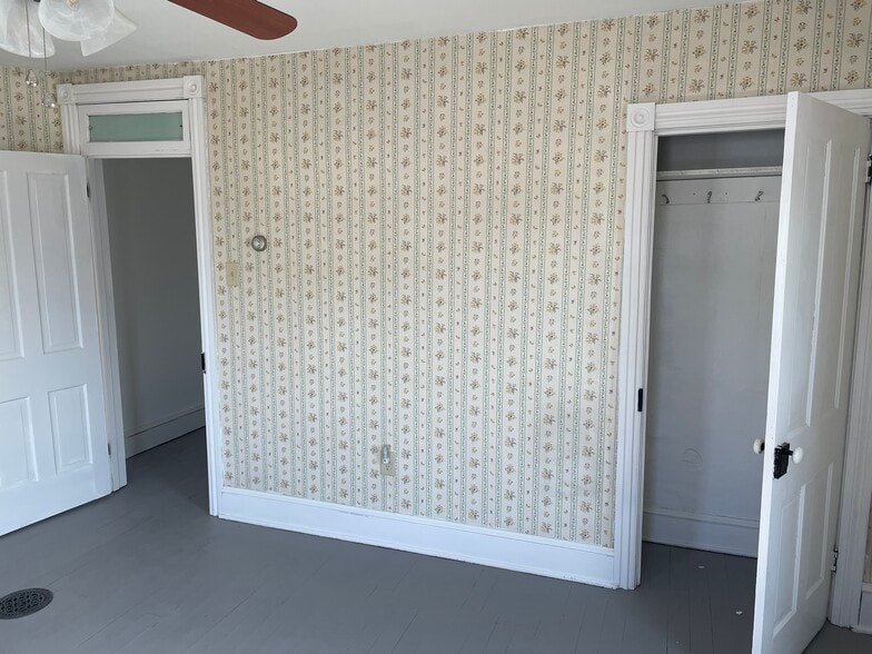 Bedroom 1 w/closet - 31 S Fayette St