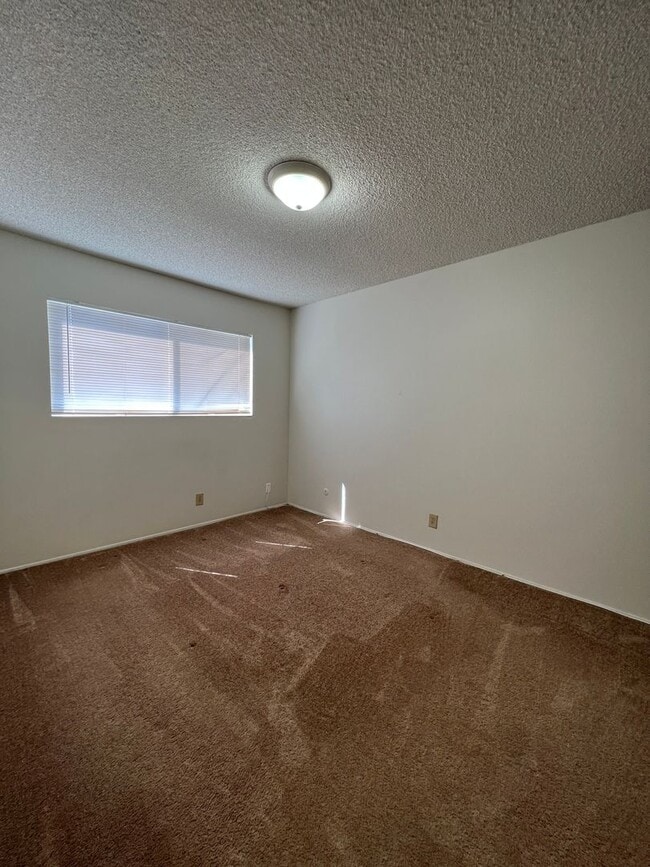 Building Photo - Upstairs, One Bedroom Apartment, Great Loc...