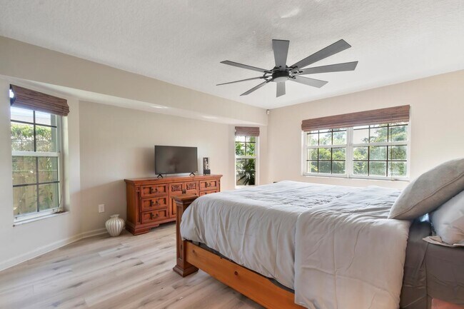 Building Photo - 691 Foresteria Ave