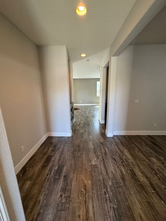 Building Photo - Stunning 4/3 in Roseville! 2 Car Garage!