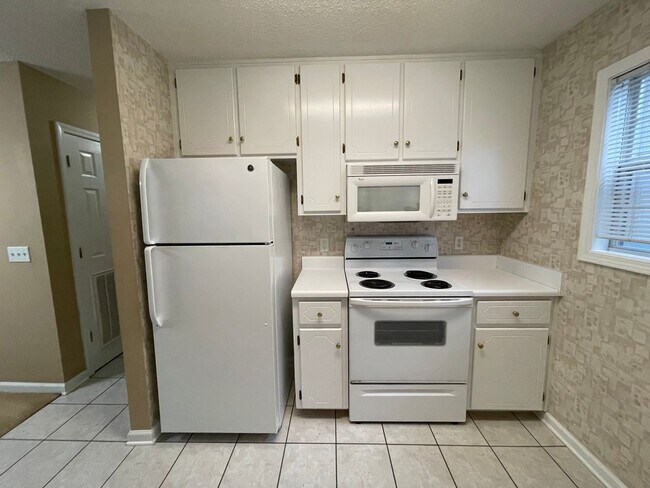 Building Photo - Foxchase Subdivision:  MOVE IN READY!!!!  ...