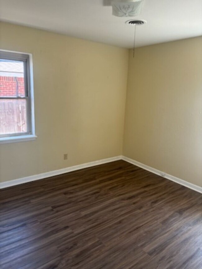 Building Photo - VERY NICE HOME IN THE RIDGECREST AREA. PETS NEGOTIABLE WITH OWNERS APPROVAL