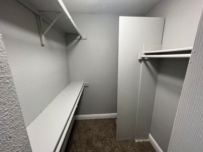 Building Photo - Newly Renovated 2/1 Condo ~ Gated Community near Tuskawilla!