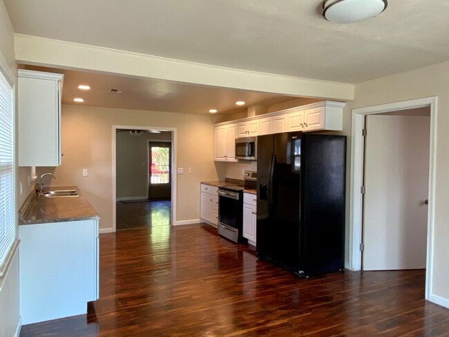 Building Photo - Charming 2bdrm, 1.bath house with garage, workshop space and large yard