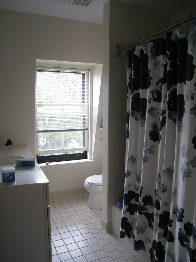 Building Photo - 37 Langdon St
