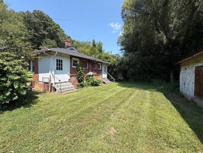 Building Photo - Swannanoa - Newly Renovated Beacon Village Cottage