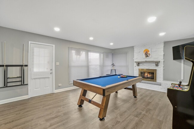 Building Photo - 570 E Higgins Rd