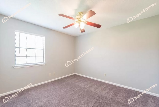 Building Photo - Updated 3BD/1.5BA Gem with Fireplace & Fen...