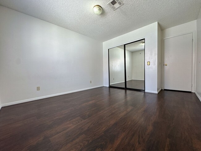 Building Photo - 2 Bed 2.5 Bath Single House near Rainbow/Tropicana