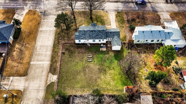 Building Photo - Adorable move in ready bungalow.