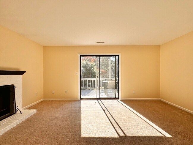 Building Photo - Close to UVA & Downtown-Don't miss this Mi...
