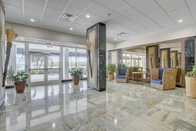 Building Photo - 500 Bayview Dr