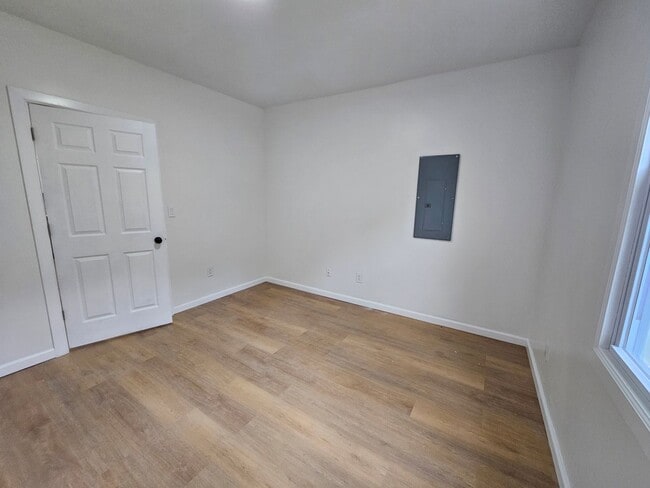 Building Photo - Fully update 1 bedroom 1 bath apartment fo...