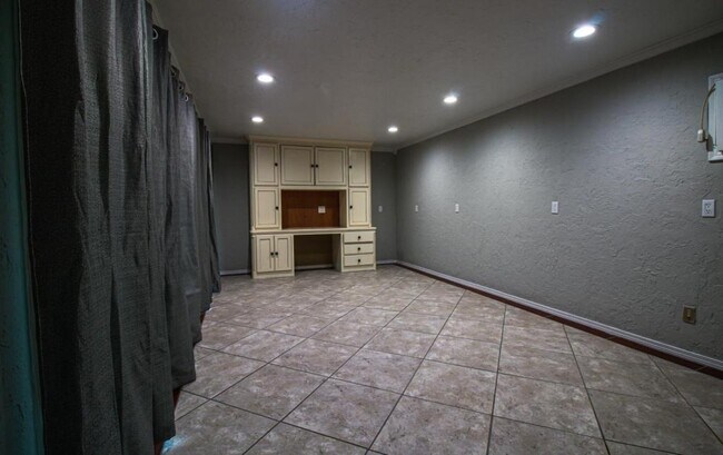 Building Photo - 3225 Elmwood Ave