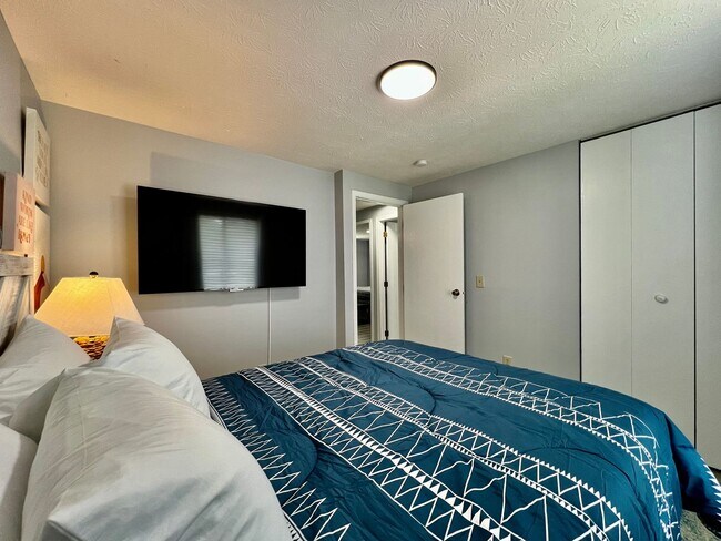 Building Photo - 6631 Pin Oak Ct