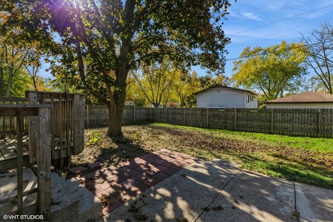 Building Photo - 1005 Larkdale Row