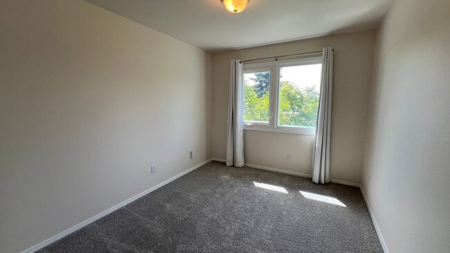 Building Photo - 3425 Lakeshore Dr