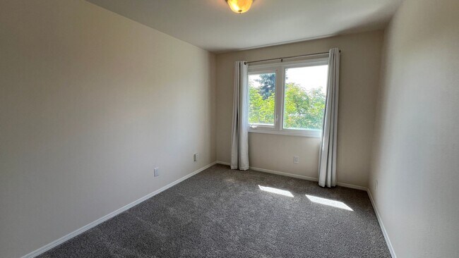 Building Photo - Lake Hood views!  (2) Bed / (2) Bath Condo...