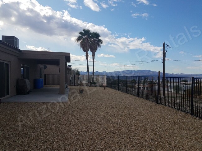 Building Photo - BEAUTIFUL RV GARAGE HOME