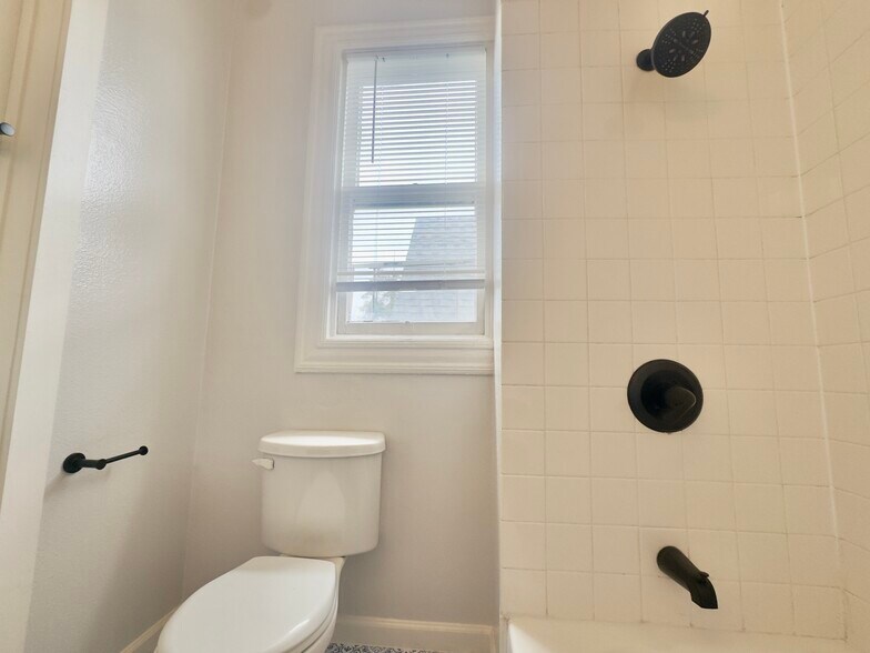 Building Photo - 716 37th St