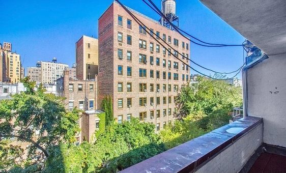Building Photo - 169 W 76th St
