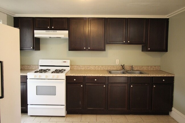 Primary Photo - 3 bed -1.5 bath house near GVSU Pew Campus.
