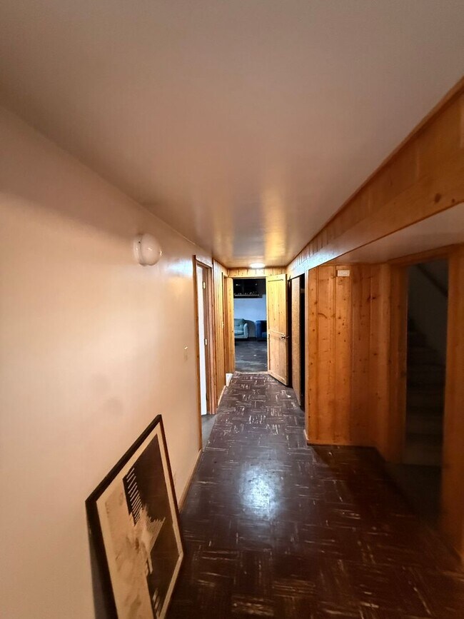 Building Photo - Spacious 5+bd/2.75 bath home on WWU bus route