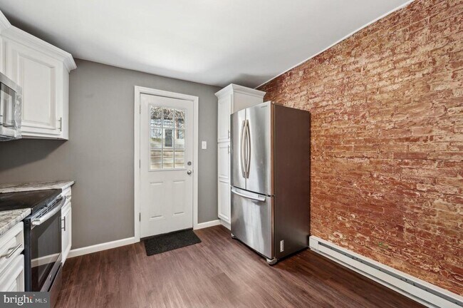 Building Photo - 2534 N Stanley St