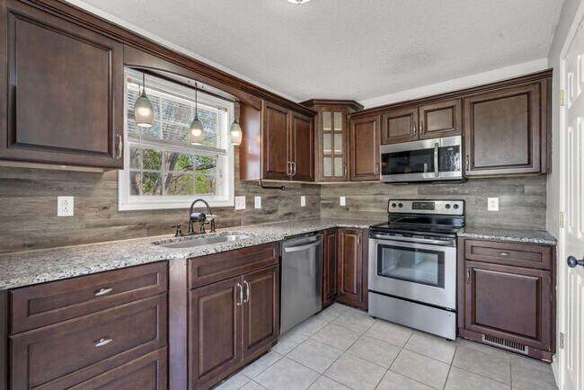 Building Photo - 3 Bedroom 2.5 Bathroom Home!