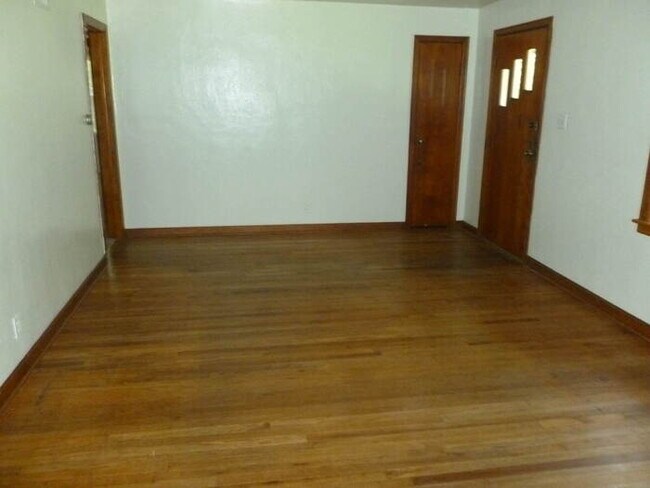Building Photo - 116 S Bryan Ave