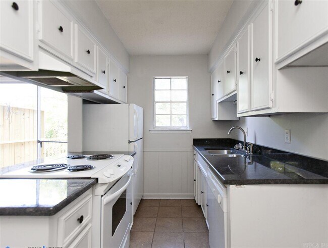 Building Photo - 1713 Sanford Dr