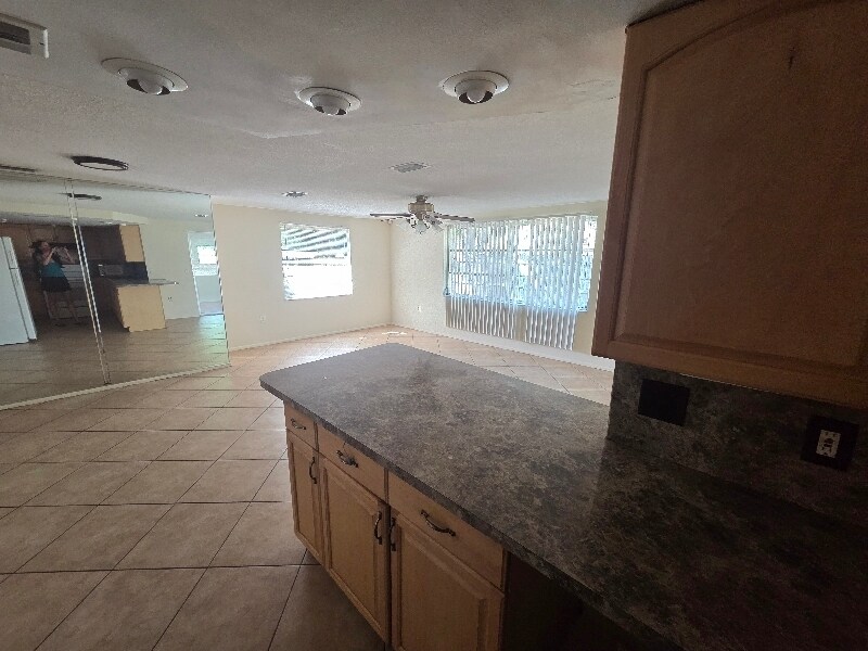 Building Photo - 7225 Rosarian Dr