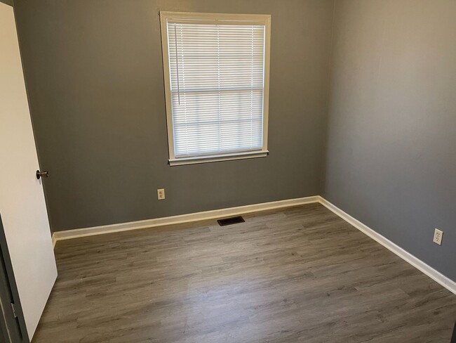 Building Photo - Renovated 3 Bed / 1 Bath Brick Ranch in Ea...