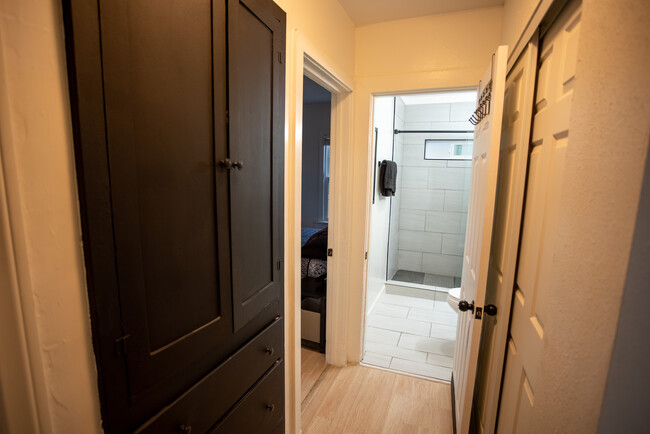 Corridor to a bathroom - 4271 Rosilyn Dr