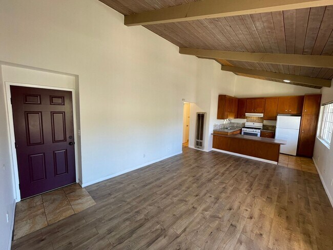 Building Photo - Sunny Upstairs Two Bedroom Unit with Large...