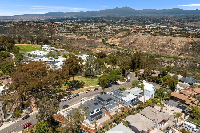 Building Photo - Modern Coastal Lease in Top of the World
