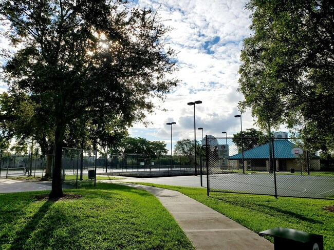 Building Photo - 120 Royal Pk Dr