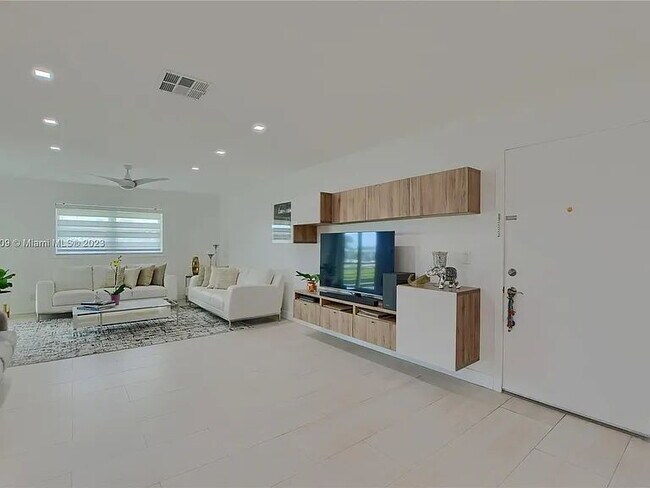 Building Photo - Spacious 1BR, 1BA Master Suite, Gem in Boca Raton – 1,170 sq ft of Comfort & Style! - Looking for...