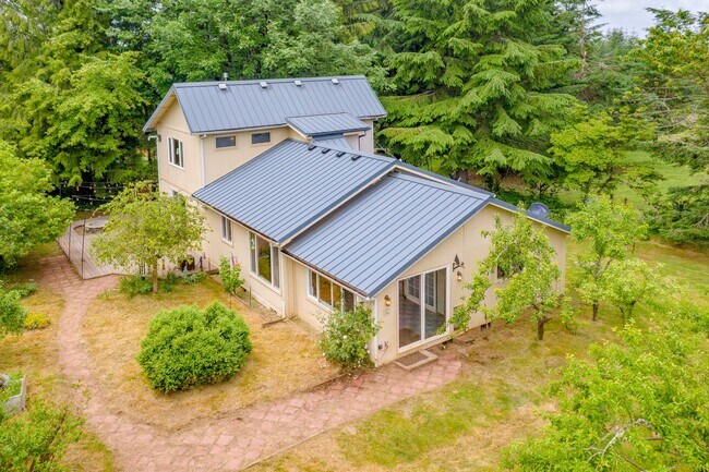 Building Photo - PRIVATE HOMESTEAD WITH ACREAGE & SHOP